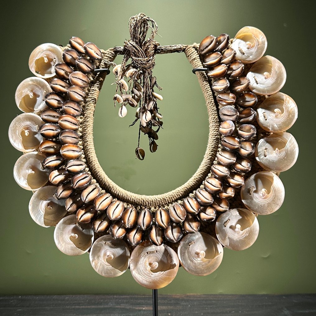 Zierornament - NO RESERVE PRICE - SN20 - Decorative shell necklace on a custom stand - Iatmul style - Papua Neuguinea #2.1