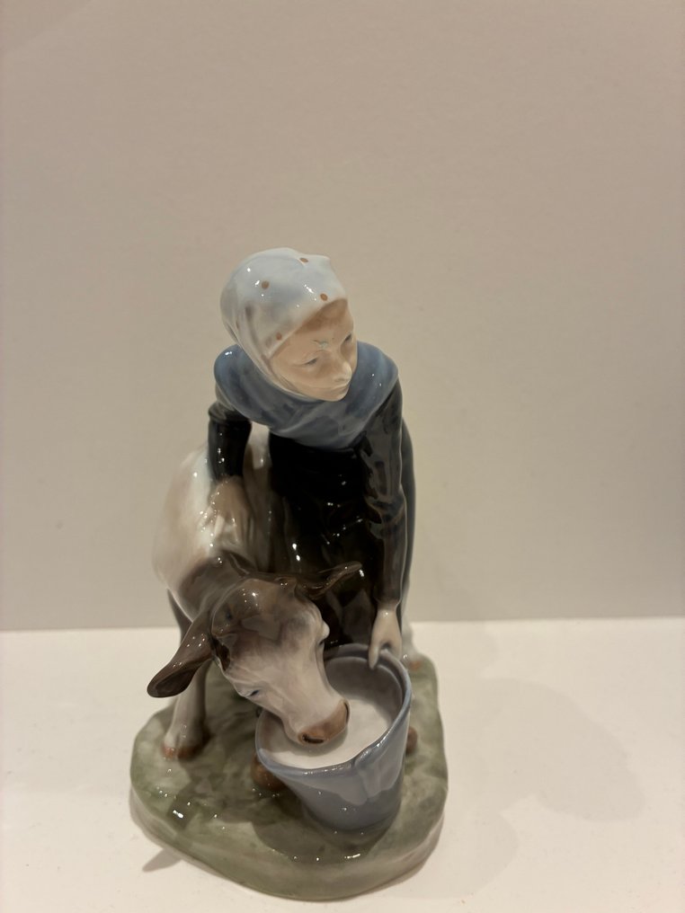 Royal Copenhagen - Christian Thomsen - 小雕像, Drinking cow - 15 cm - 瓷 - 1967 #1.0