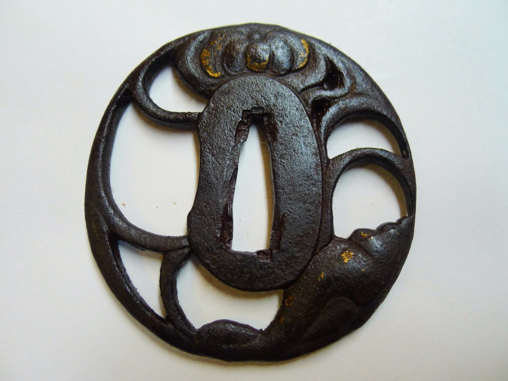 美丽的菊花，海贝图案的 sukashi tsuba - 日本 - Mid Edo period #1.0