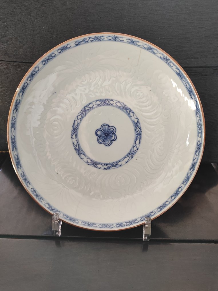 A Kangxi carved, blue and white plate - Porcelain - China - Kangxi (1662-1722) #1.0