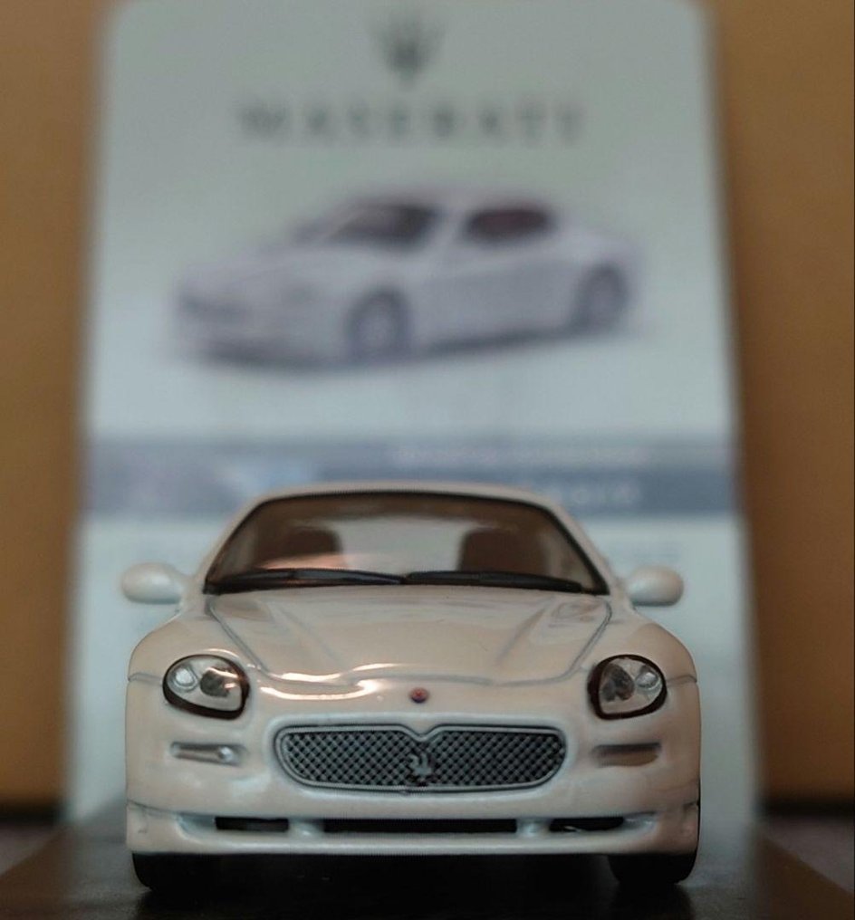 Kyosho 1:64 - Αυτοκίνητο μοντελισμού - Maserati GranSport — 1:64 Scale Die-Cast Model, with Base & Card #1.0