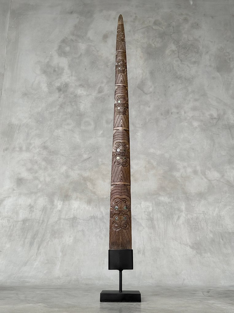 无底价 - 特大旗鱼獠牙，放置在定制底座上 - Maori Wheku & Tiki 支架上的吻突 - Xiphias Gladius - 92 cm - 10 cm - 10 cm- 非《濒危物种公约》物种 #3.2