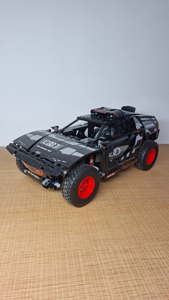 Lego Set - 42160 - Technic - All-Terrain Tracked Racer Audi #1.0