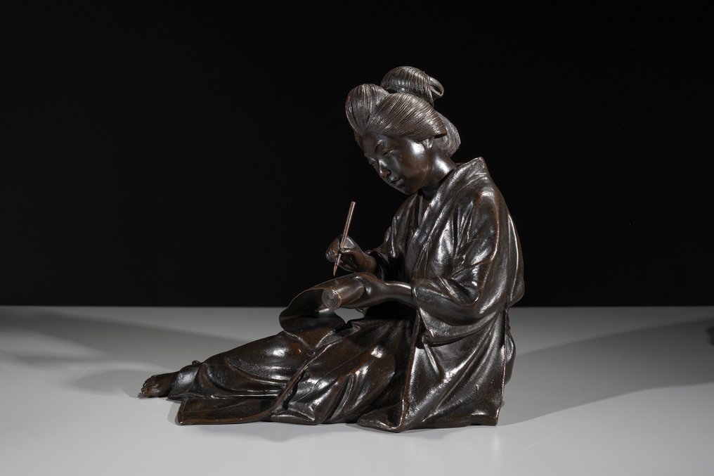 青銅色 - Signed - 一座东京学校的铜制奥金模，描绘一位年轻女子在写卷轴——签名：一正 - 明治时期（19世纪后期） #2.1