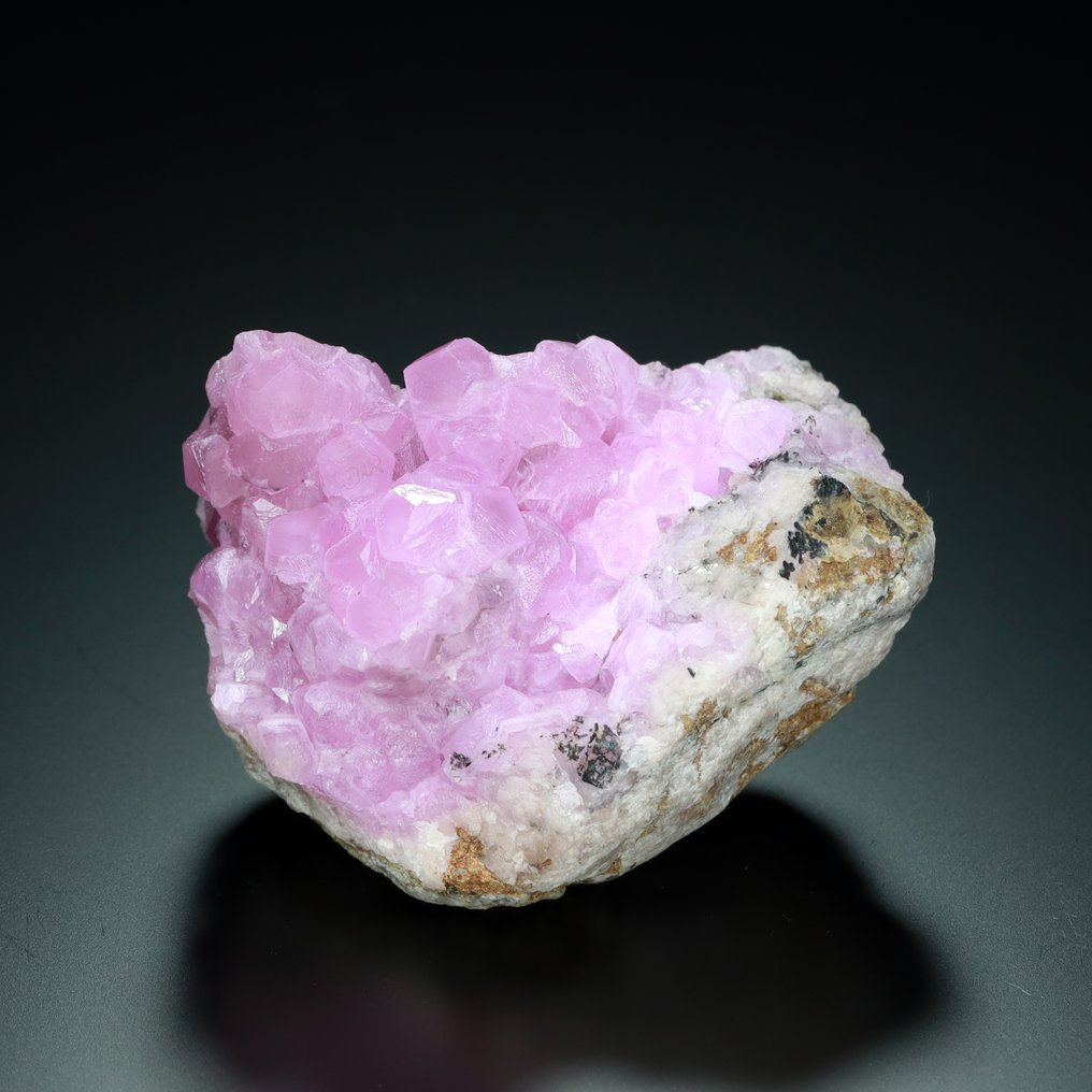 稀有色彩：紫色到粉色的 COBALTOAN CALCITE 在 MATRIX 上 标本 - 高度: 4.5 cm - 宽度: 5 cm- 83 g #1.0