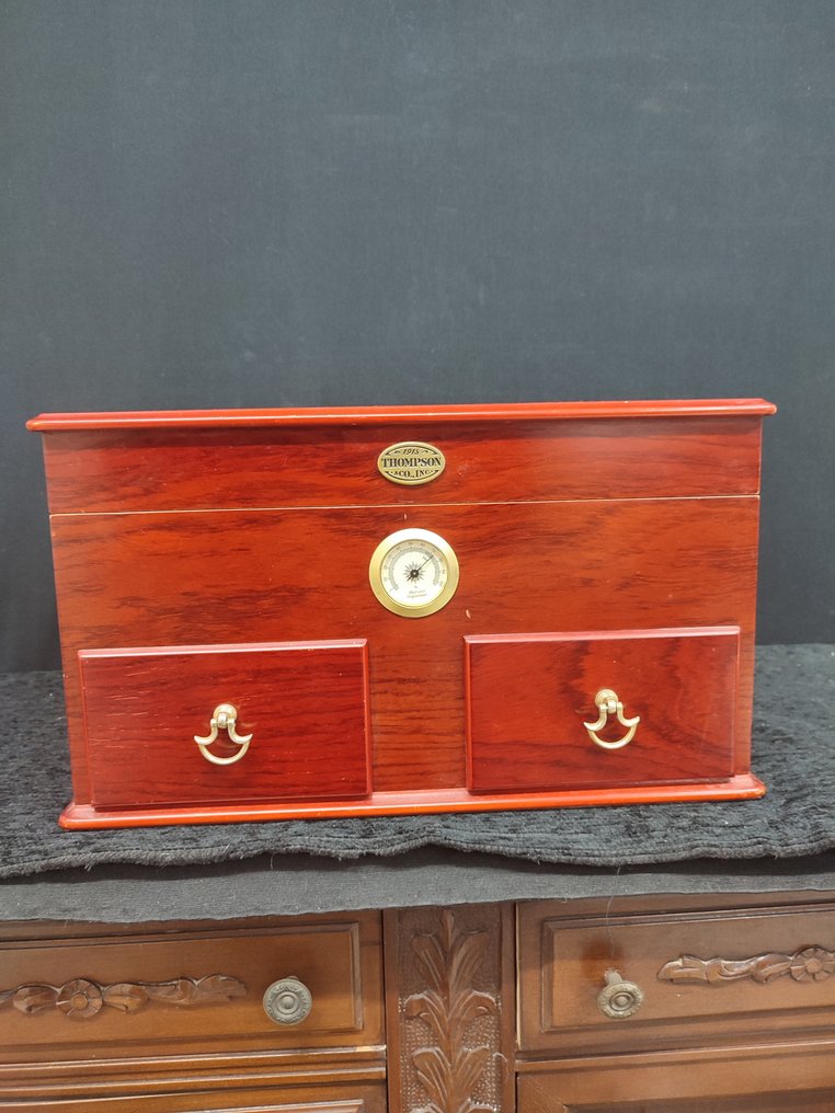Thompson & Co., Inc. - Bez ceny minimalnej
 - Humidor - Drewno, Cedr #2.1