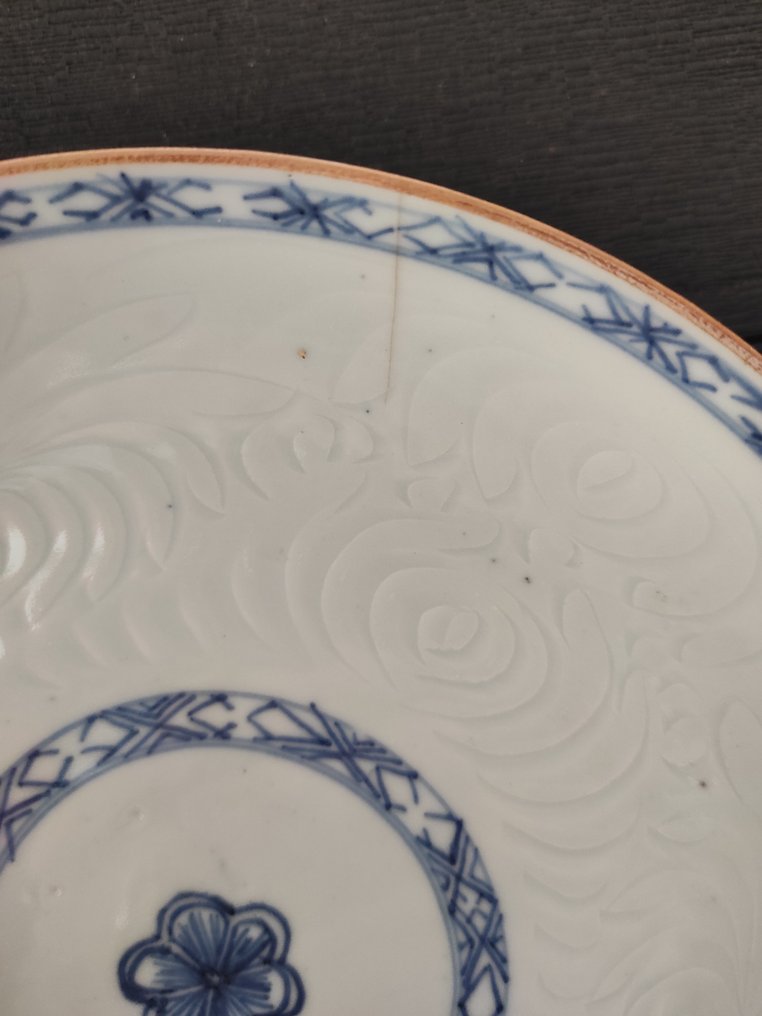 A Kangxi carved, blue and white plate - Porcelain - China - Kangxi (1662-1722) #1.0