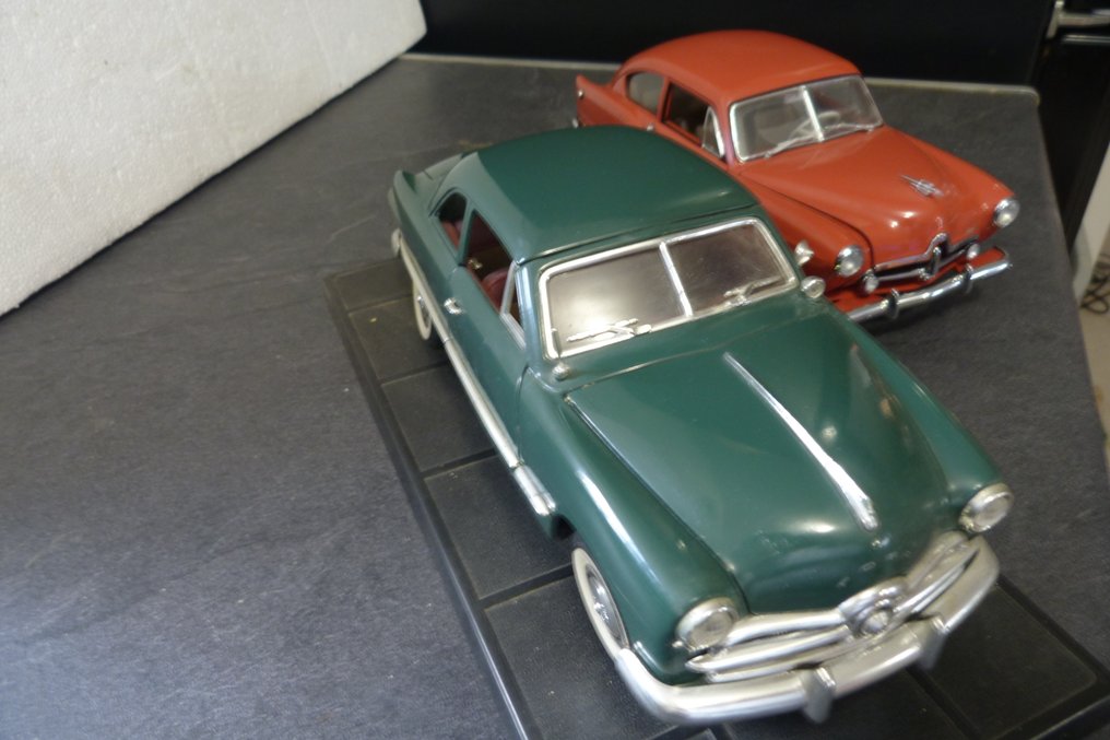 Sun star et solido 1/18 eme 1:18 - Voiture miniature  (2) - Kasier Henry J et Ford 1949 Coupé #4.3