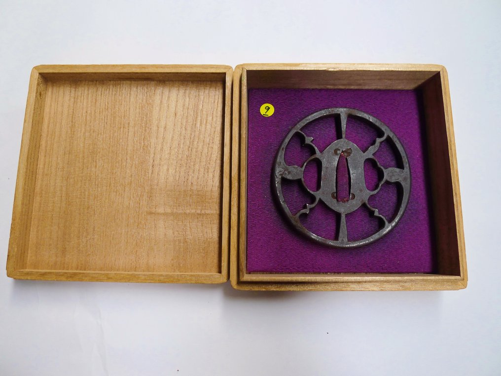 漂亮的Owari sukashi Tsuba，带盒子 - 日本 - Edo Period (1600-1868) #1.0