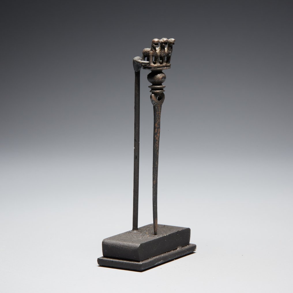 中东，乌拉尔图 银 带有马厩和马匹图案的针。公元前七世纪。高 6.3 厘米。 #1.0