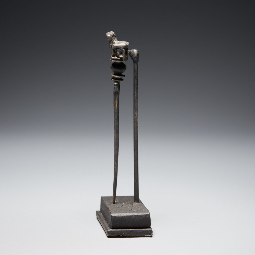 中东，乌拉尔图 银 带有马厩和马匹图案的针。公元前七世纪。高 6.3 厘米。 #4.3