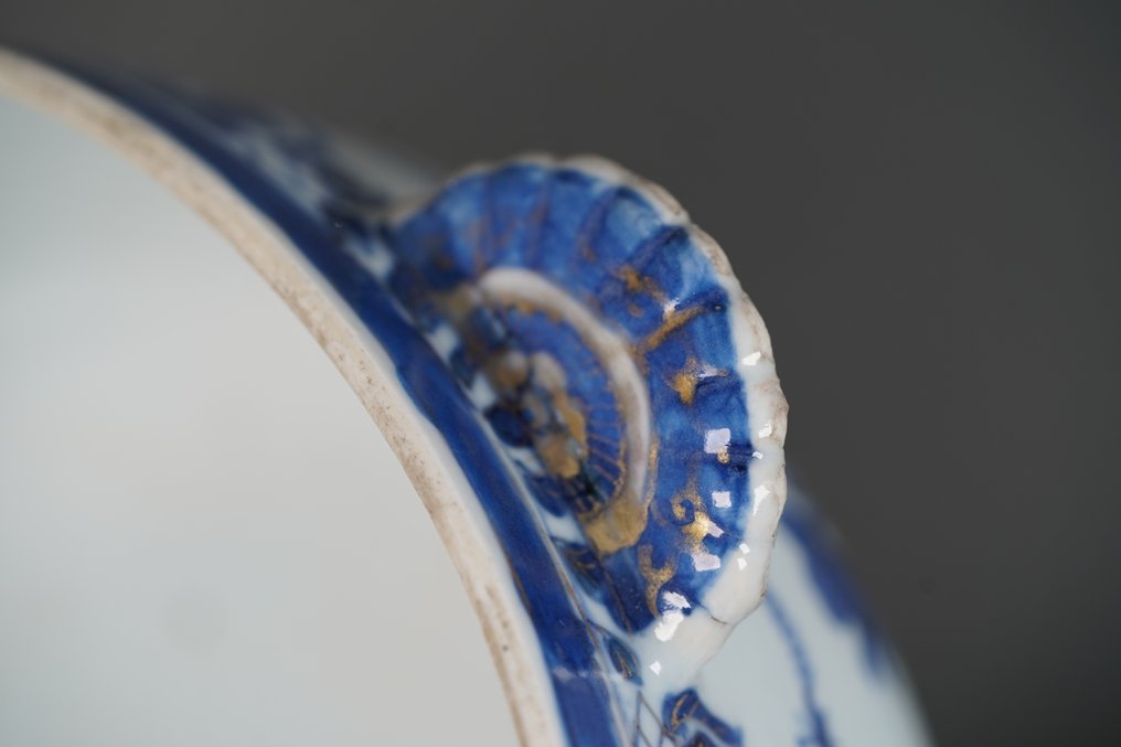 Qianlong (1735-1796) - Σουπιέρα - Large - Stylized Repetitive Floral Branches- Chrysanthemum Handles - Πορσελάνη - Για την Ολλανδική αγορά. #4.3