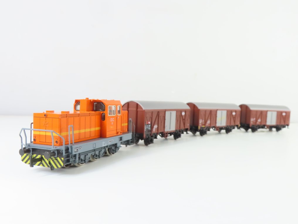 Märklin H0 - 2847 - Σετ τρένων (1) - Τετραπλό σετ με ατμομηχανή Henschel Em 3/3 και τρεις κλειστές βαγόνες με ένα σήμα τερματισμού. - SBB #1.0
