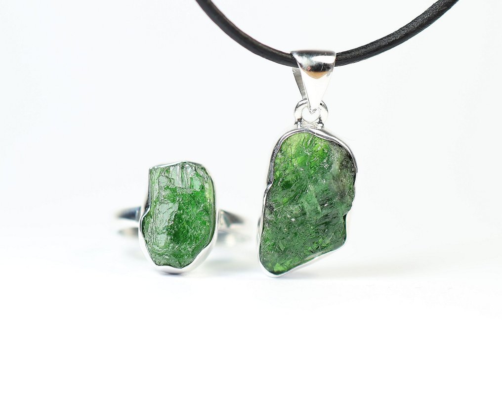 Chromdiopsid Sett Ring + anheng / rå / ny- 7.14 g - (2) #1.0