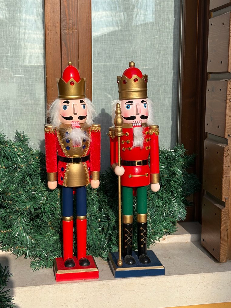 Notenkraker twee stuks ieder 50cm hoog - Nutcracker (2) - houtpulp #1.0