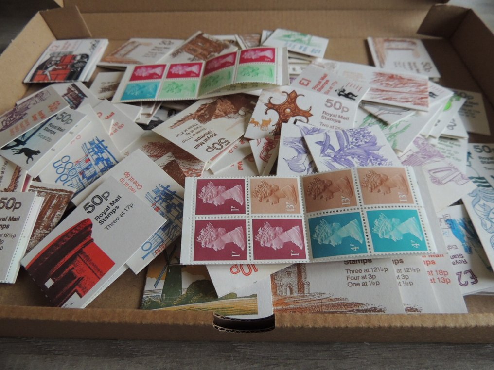 Storbritannien  - Urval / Samling från slutet av 80-talet av 100 QEII-anteckningsböcker av typ Machin #1.0