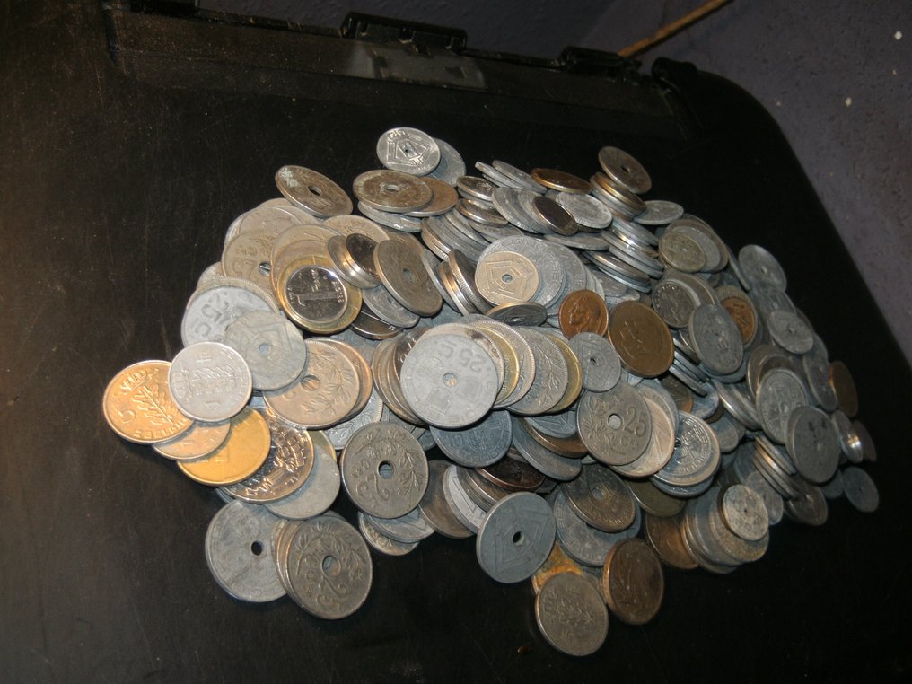 World. 413 coins  (No reserve price) #3.2