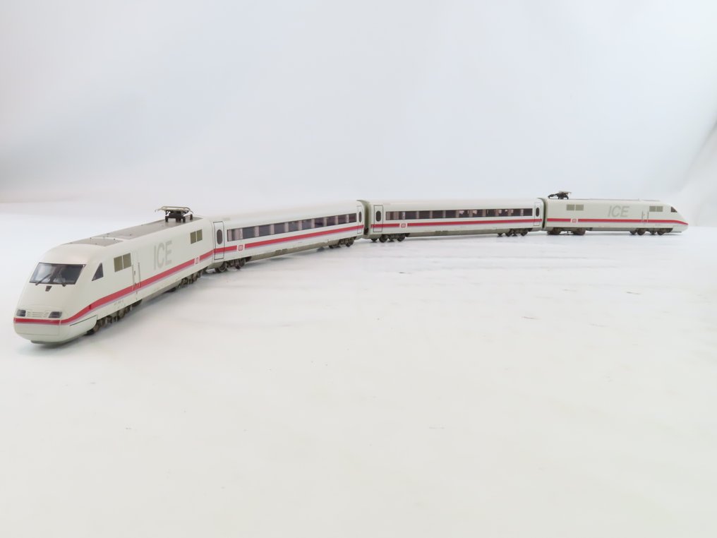 Märklin H0 - 3370 - Unidad de tren (1) - Set de 4 piezas BR 401 ICE, con iluminación interior. - DB #1.0