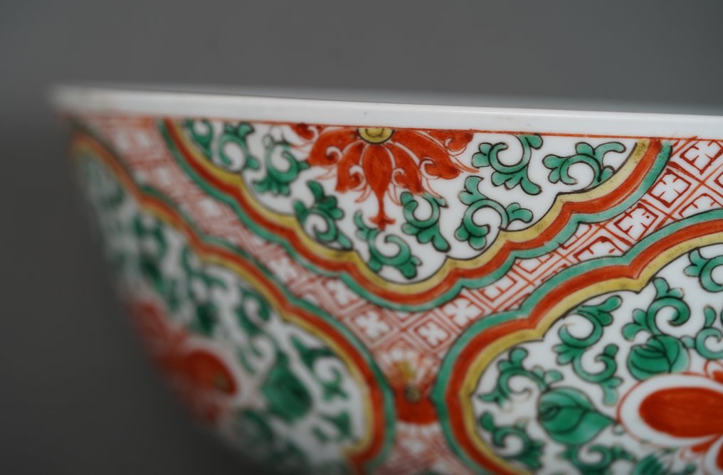 Kangxi (1662-1722) - Bol - Peonies and Foliage in Ruyi Panels - Overglaze Green, Yellow and Red - Porcelaine - Grand bol en émail Wucai #2.1