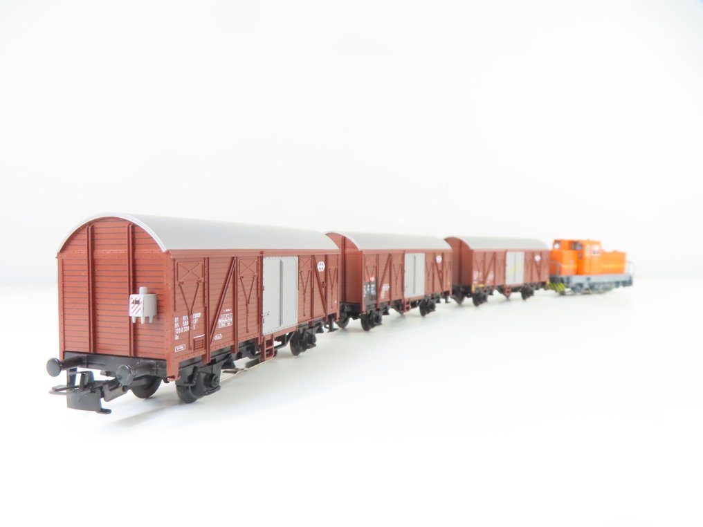 Märklin H0 - 2847 - Σετ τρένων (1) - Τετραπλό σετ με ατμομηχανή Henschel Em 3/3 και τρεις κλειστές βαγόνες με ένα σήμα τερματισμού. - SBB #2.1