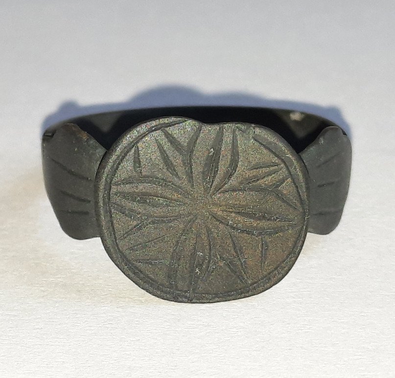 Μεσαιωνική Χάλκινο δαχτυλίδι με ανθισμένο ηλιακό Σταυρό σε λάμψη. Άριστη κατάσταση.  (χωρίς τιμή ασφαλείας) #3.2