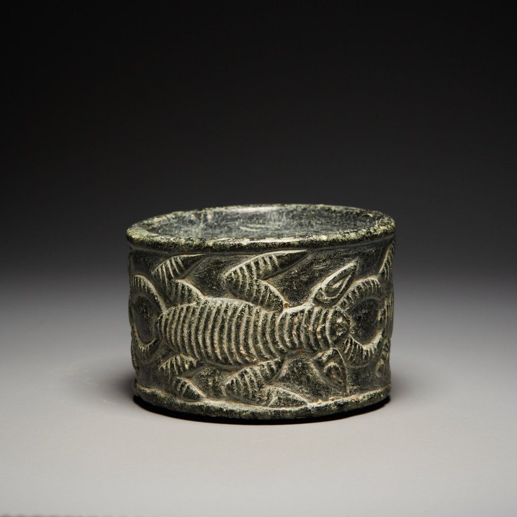 Βακτρία Γκρί χλωρίτης Σκεύος με ανάγλυφο σκορπιού. 3ος αιώνας π.Χ. Διάμετρος 5,2 εκ. #1.0