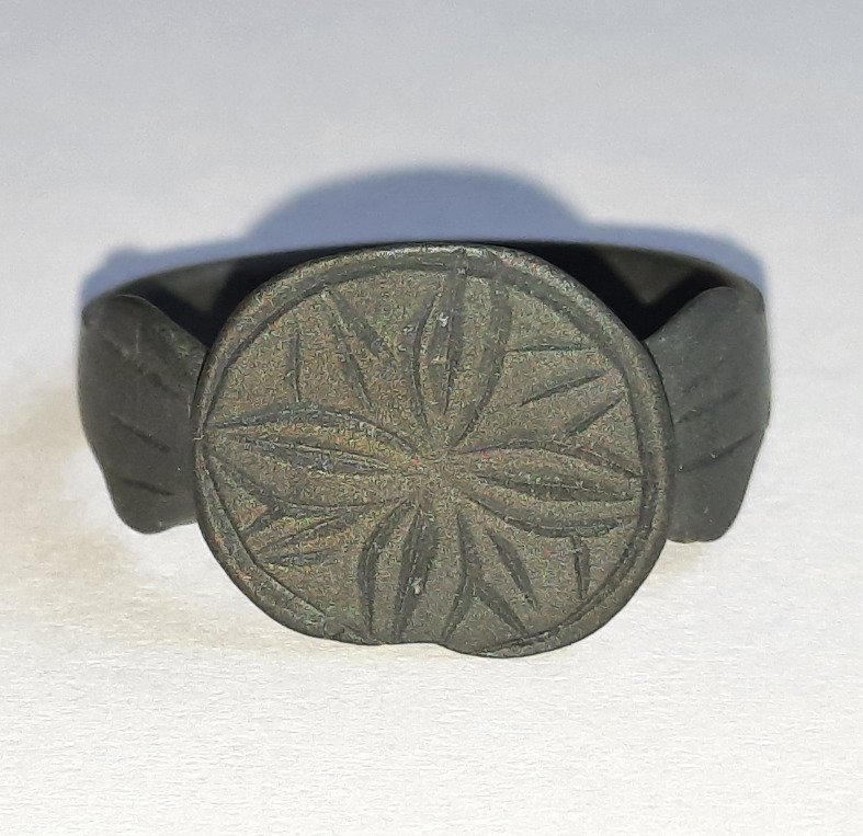 Μεσαιωνική Χάλκινο δαχτυλίδι με ανθισμένο ηλιακό Σταυρό σε λάμψη. Άριστη κατάσταση.  (χωρίς τιμή ασφαλείας) #4.3