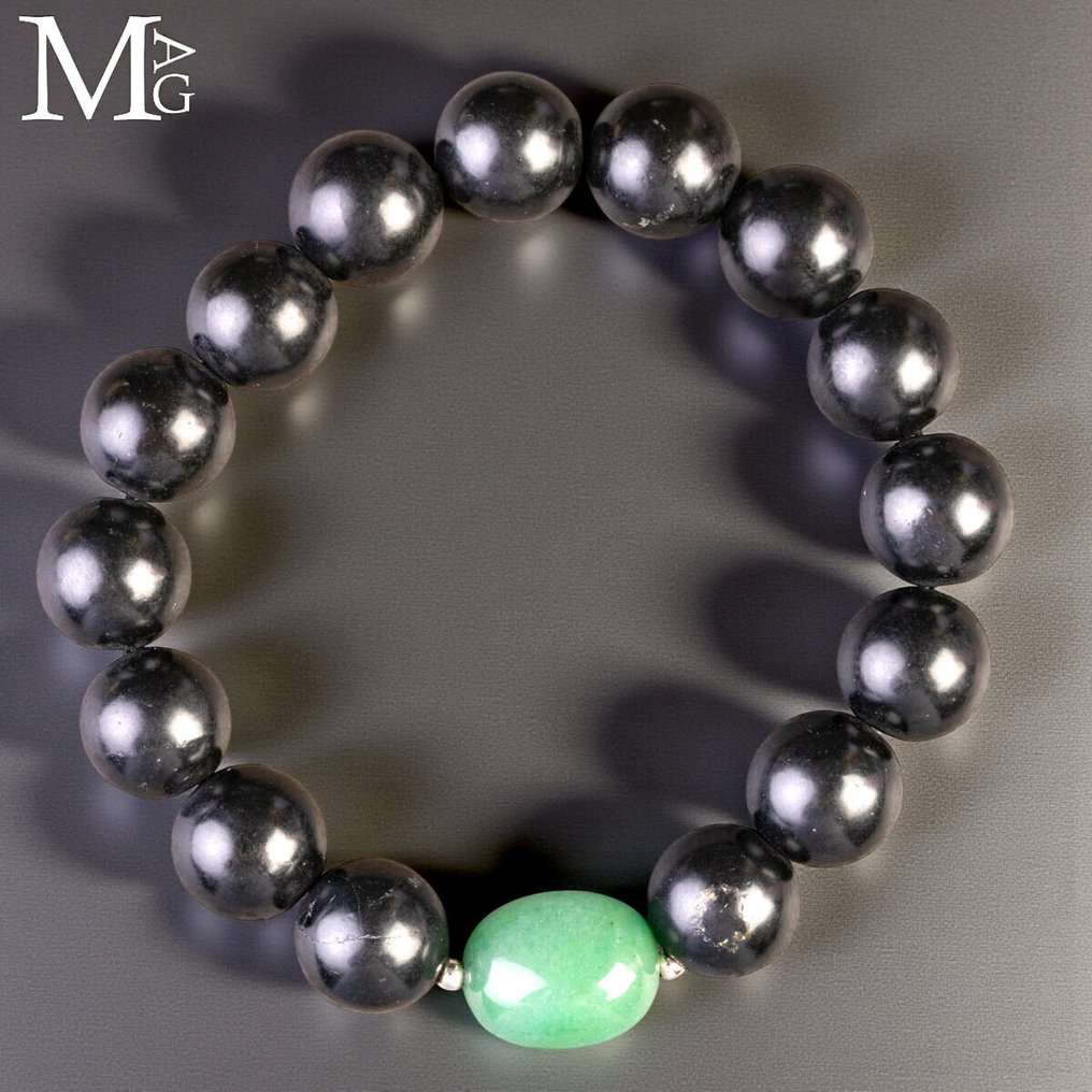 Pure carbon mineral, 2.0 billion years old. Shungite bracelet with 12 mm beads and nephrite jade centerpiece - Height: 200 mm - Width: 12 mm- 36 g #4.3