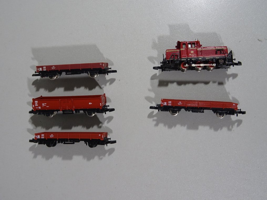 Märklin Z轨 - 8864 - 柴油内燃机车 (1) - BR 260 417 配备4辆平板车 - DB #1.0