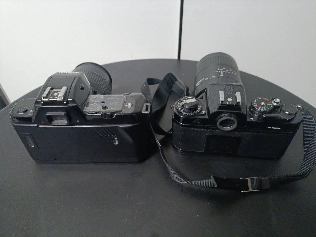 Nikon FE, F-401s mit Objekiven Egylencsés reflex fényképezőgép (SLR) #1.0