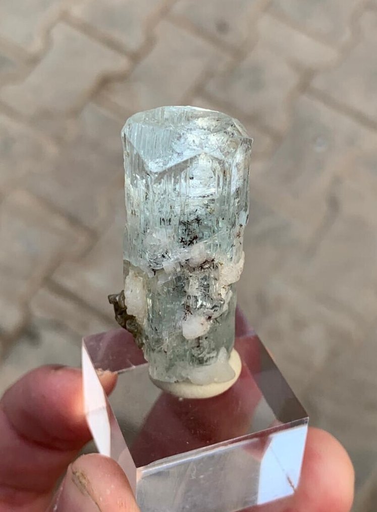 不~保留蓝色海蓝宝石水晶配以云母 水晶 - 高度: 4.2 cm - 宽度: 1.9 cm- 23 g - (1) #3.2