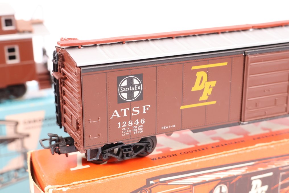 Märklin H0 - 4570/4572 - Modelltog godsvogn (2) - To amerikanske vogner: caboose og boxcar - ATSF #4.3