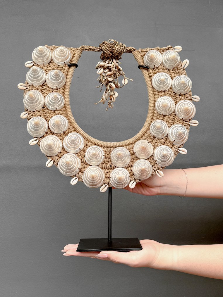 Decorative ornament - NO RESERVE PRICE - SN13 - Decorative shell necklace on a custom stand - Papua New Guinea #1.0