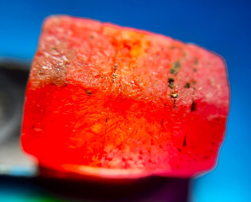 ΠΟΚΕΡ GEMS - 42,1 κατ. - Φυσικός σμαράγδι, ρουμπί, σάπφειρος, περρίδος Τραχύς- 8.42 g #3.2