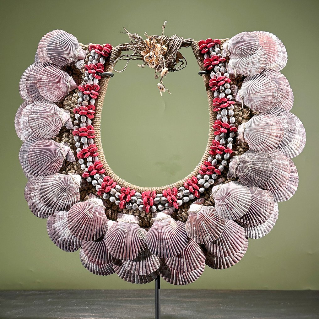 Koriste-esine - NO RESERVE PRICE - SN9 - Decorative shell necklace on a custom stand - Papua-Uusi-Guinea #3.2
