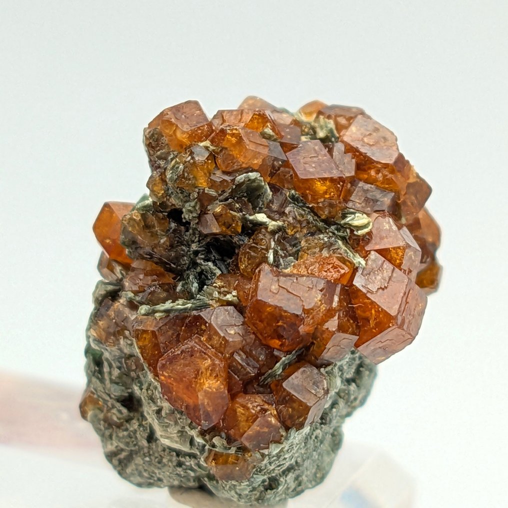 Γκροσουλάρια ρόσσα, ρουμπίνια με πράσινο επιδότο, Μάλι Κρύσταλλοι στη μήτρα - Ύψος: 38 mm - Πλάτος: 26 mm- 9 g #3.2