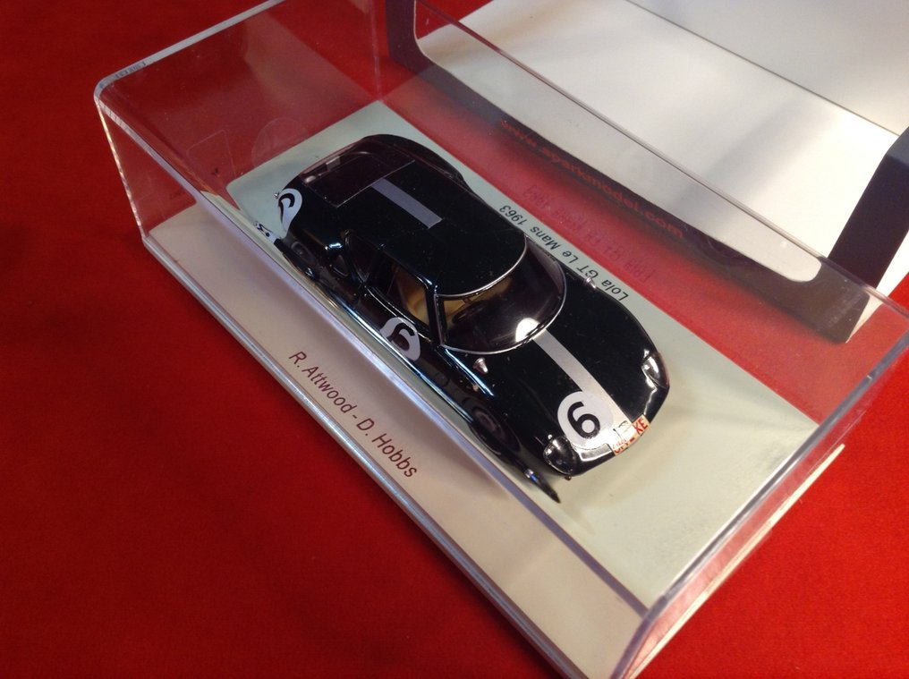 Spark 1:43 - Machetă mașină de curse - ref. #S4948 Lola Mk6 GT Sport Berlinetta Team Broadley Lola Cars Le Mans 1963 #3 Attwood/Hobbs - Calitate excelentă - ediție limitată - dificil de găsit astăzi. #1.0