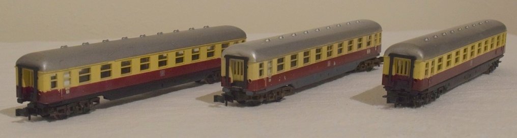 Fleischmann, Trix N - Set di carrozze passeggeri di modellini di treni (4) - Set con 3 carrozze e 1 locomotiva. Scala N. Carrozze di servizio e locomotive mostrano segni di - DB #2.1