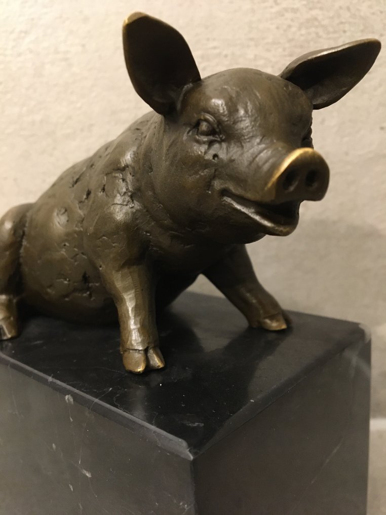 J.B. - 雕塑, SCULPTUUR ZITTEND VARKEN - 150 mm - 黄铜色, 大理石 - 2025 #1.0