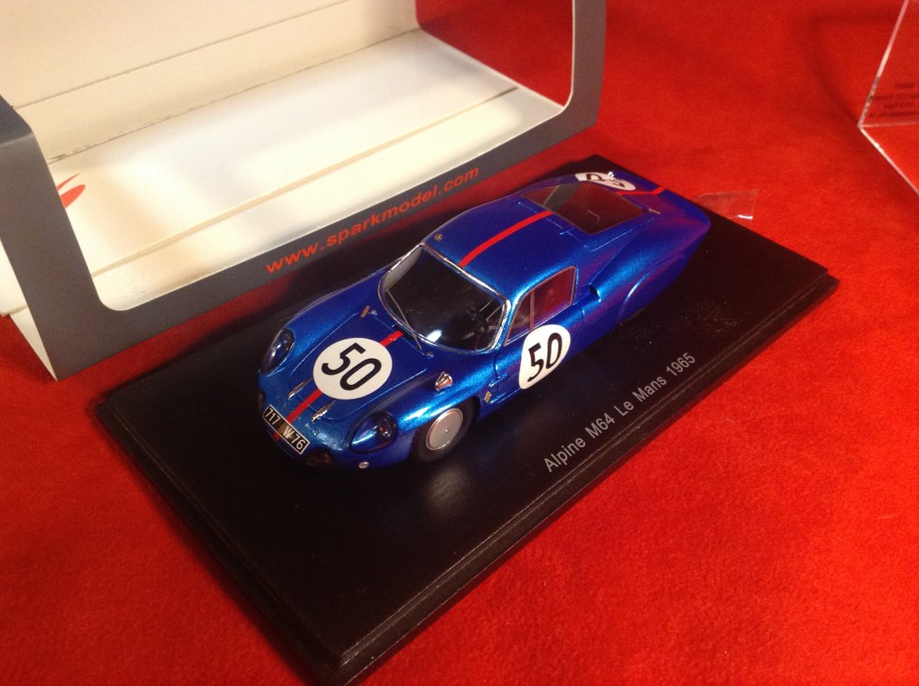 Spark 1:43 - Modell racerbil - ref. #S5486 Alpine Renault M64 Sport 24h Le Mans 1965 #50 Peter Revson/Philippe Vidal - utmerket kvalitet - begrenset utgave - svært vanskelig å finne i dag #1.0