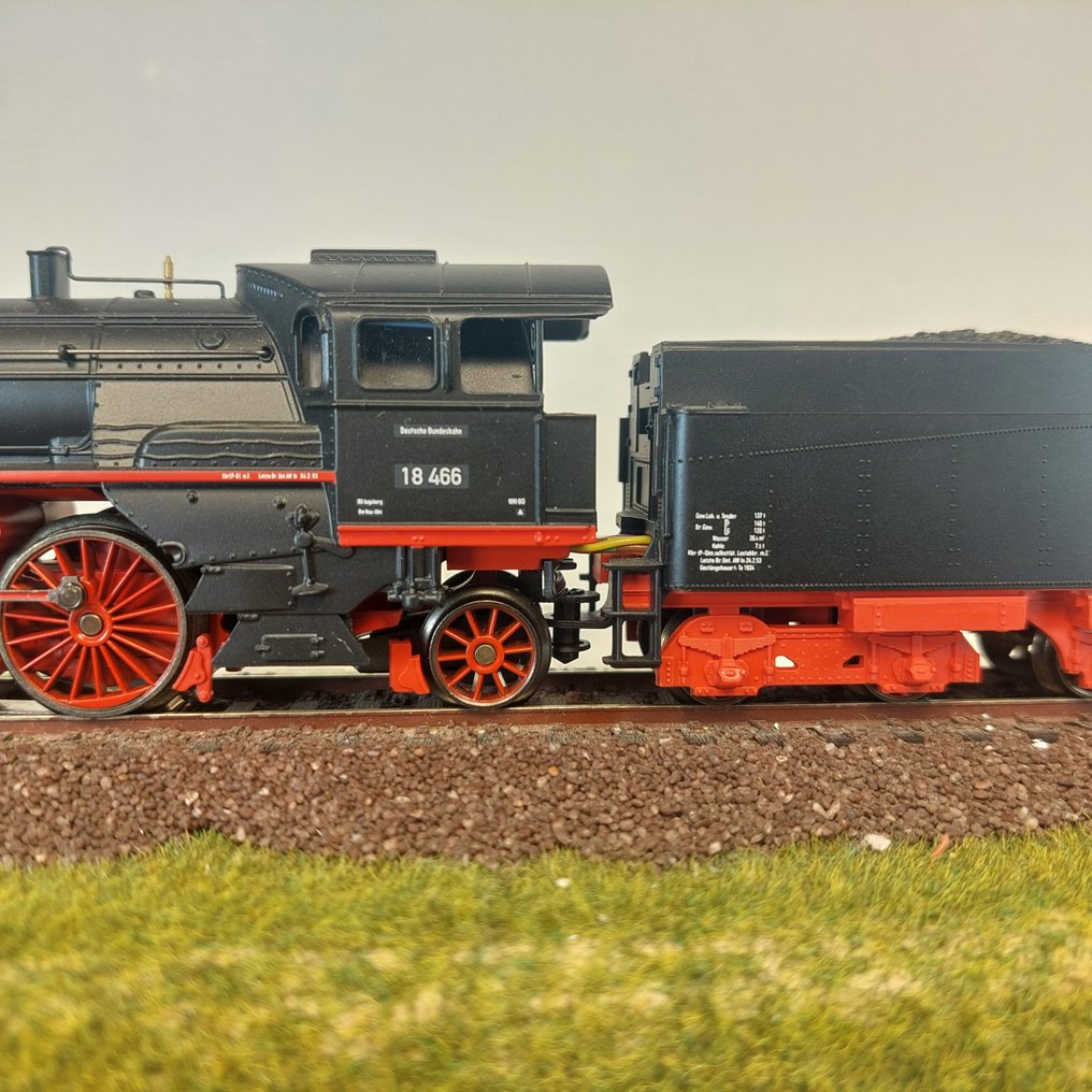 Märklin H0 - 29857 - Steam locomotive with tender (1) - BR 18 466 Digital Sound - DB #2.1