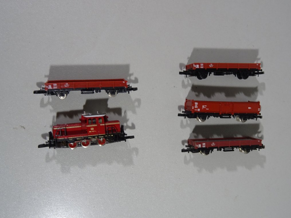 Märklin Z轨 - 8864 - 柴油内燃机车 (1) - BR 260 417 配备4辆平板车 - DB #3.2