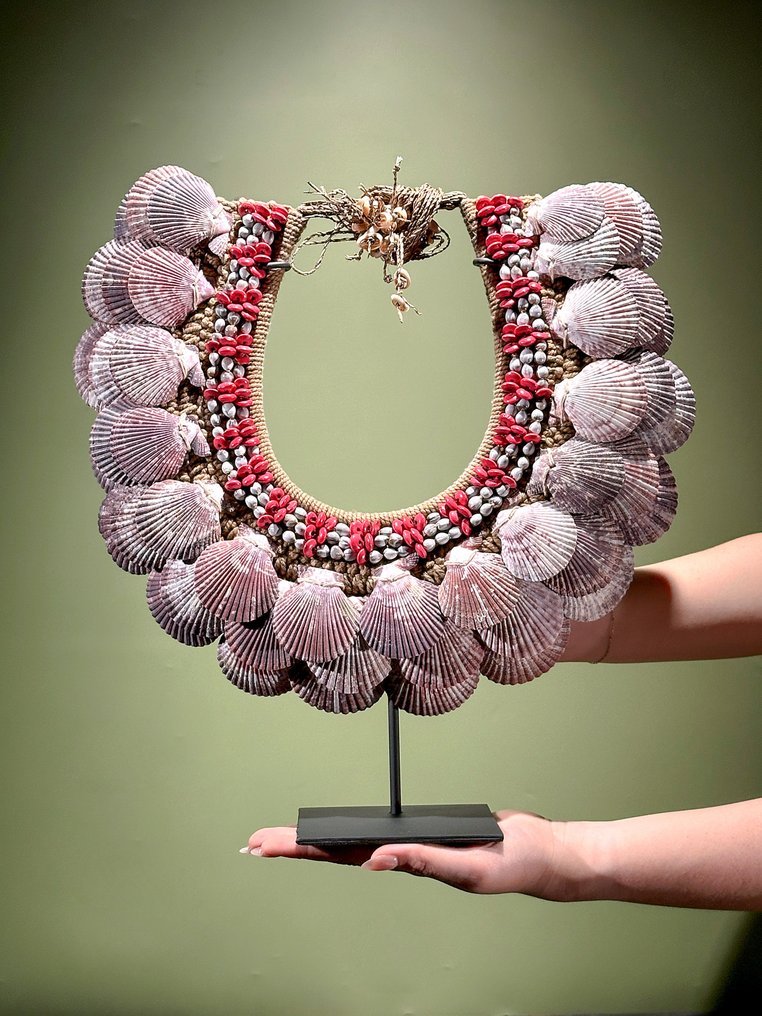 Koriste-esine - NO RESERVE PRICE - SN9 - Decorative shell necklace on a custom stand - Papua-Uusi-Guinea #1.0