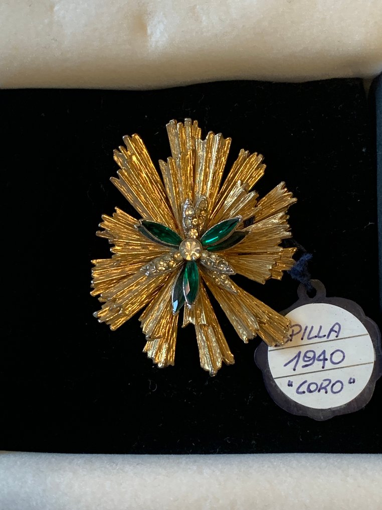 Coro - Συνθετικός πολύτιμος λίθος - Gold-plated, Μέταλλο, Kristalle, Glassteine - Καρφίτσα - Vintage Coro Brosche 1940 #1.0