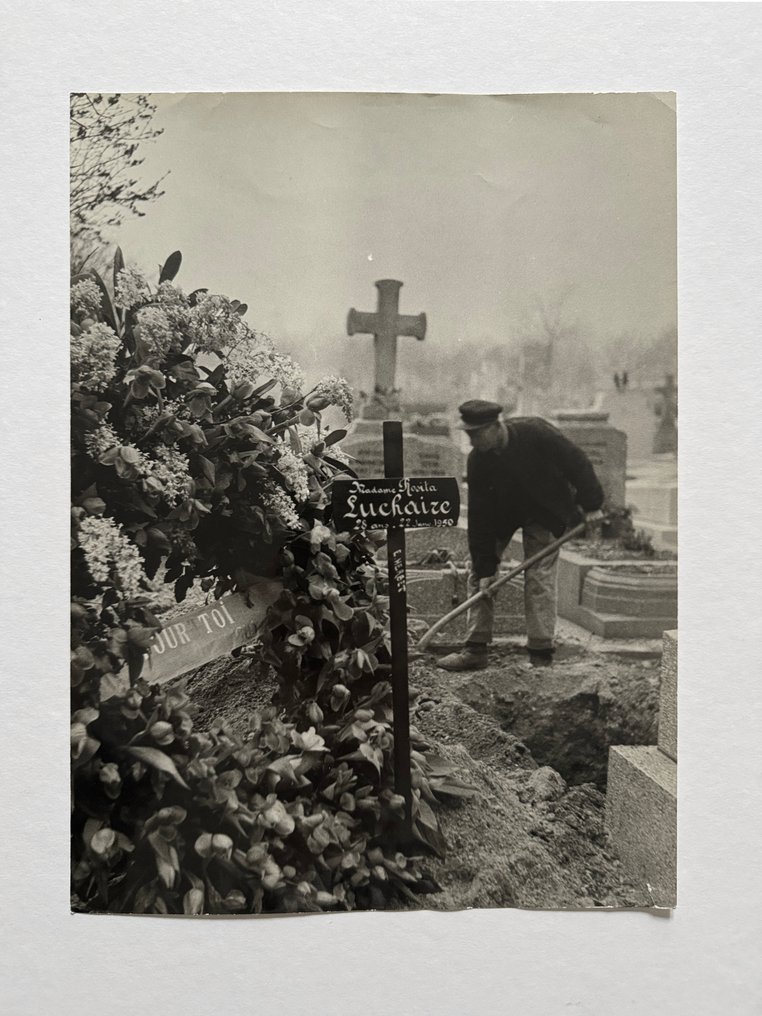 Paris-Match - La Tombe de Corinne Luchaire, c.1950 #1.0