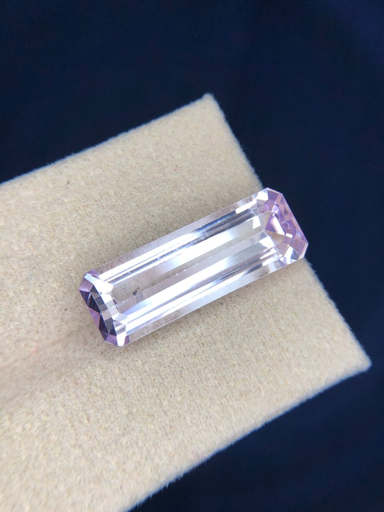 沒有保留價 - 1 pcs 粉色 紫鋰輝石 - 13.10 ct - 國際有色寶石協會 (ICA GemLab) - 美丽的祖母绿切割 #2.1