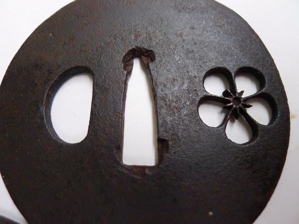 Conjunto de tsuba sukashi com motivo de 3 flores de bambu, bonito. - Japão - Período Edo (1600 1868) #2.1