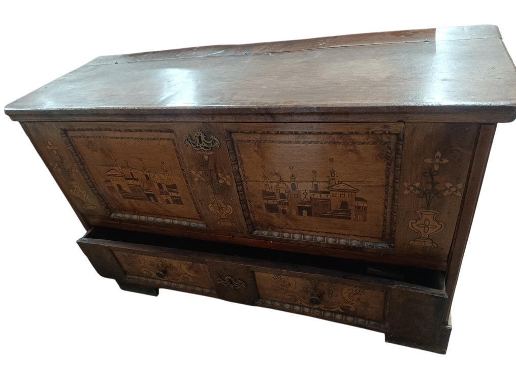 Cassapanca - Nogueira - Cassone nuziale com entalhes, Puglia #1.0