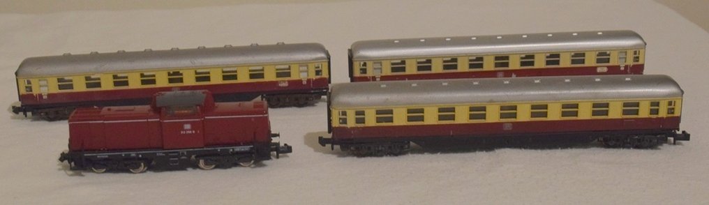 Fleischmann, Trix N - Set di carrozze passeggeri di modellini di treni (4) - Set con 3 carrozze e 1 locomotiva. Scala N. Carrozze di servizio e locomotive mostrano segni di - DB #1.0