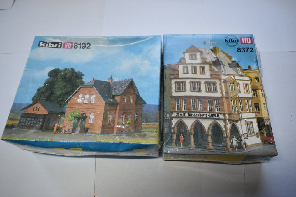 Kibri H0 - 8192; B-8372 - Modelltåg landskap (2) - Två oöppnade Kibri HO byggsatser i originalförpackning med krympfolie; modeller: bostadshus/garage #1.0
